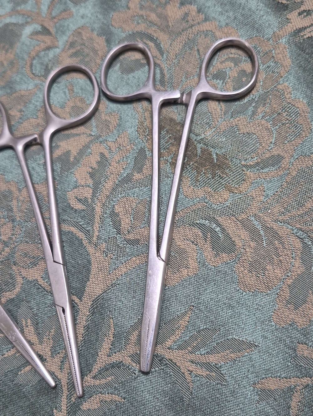 3 Medical Instruments (Hemostats) - Picture 4 of 5